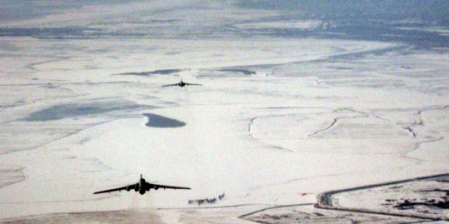 空軍戰機在黃河試投炸彈準備炸冰排險